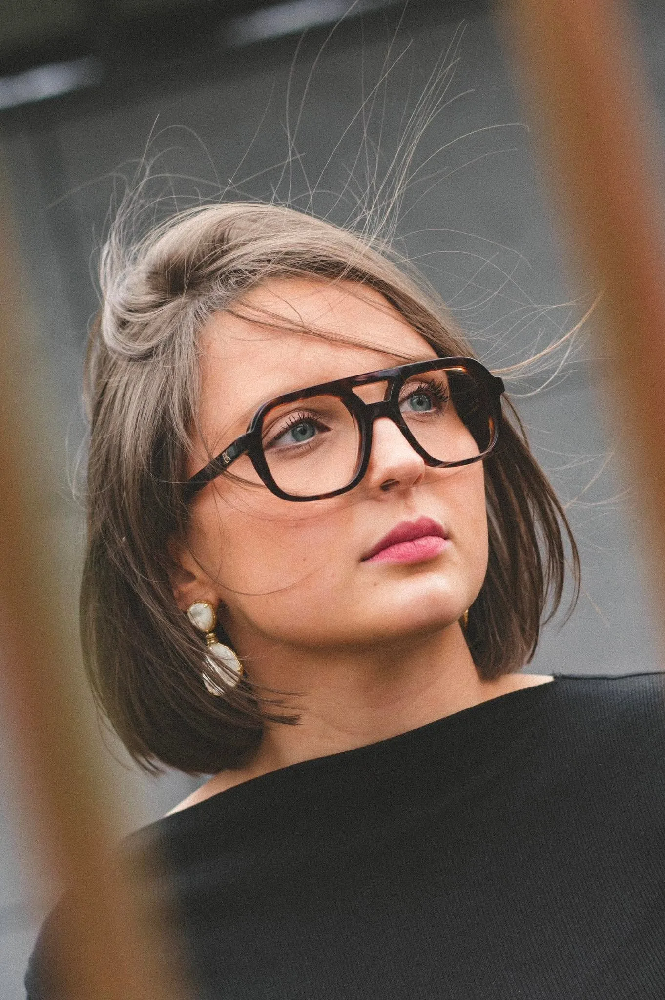 Femme portant des lunettes de créateurs sélectionnées chez Opt'Inès à Verviers
