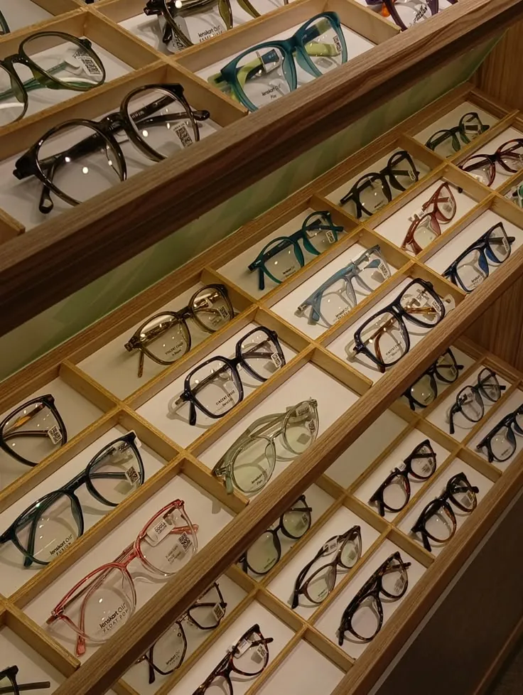 Portrait éditorial d'une collection de lunettes créateurs sélectionnée chez Opt'Inès Verviers