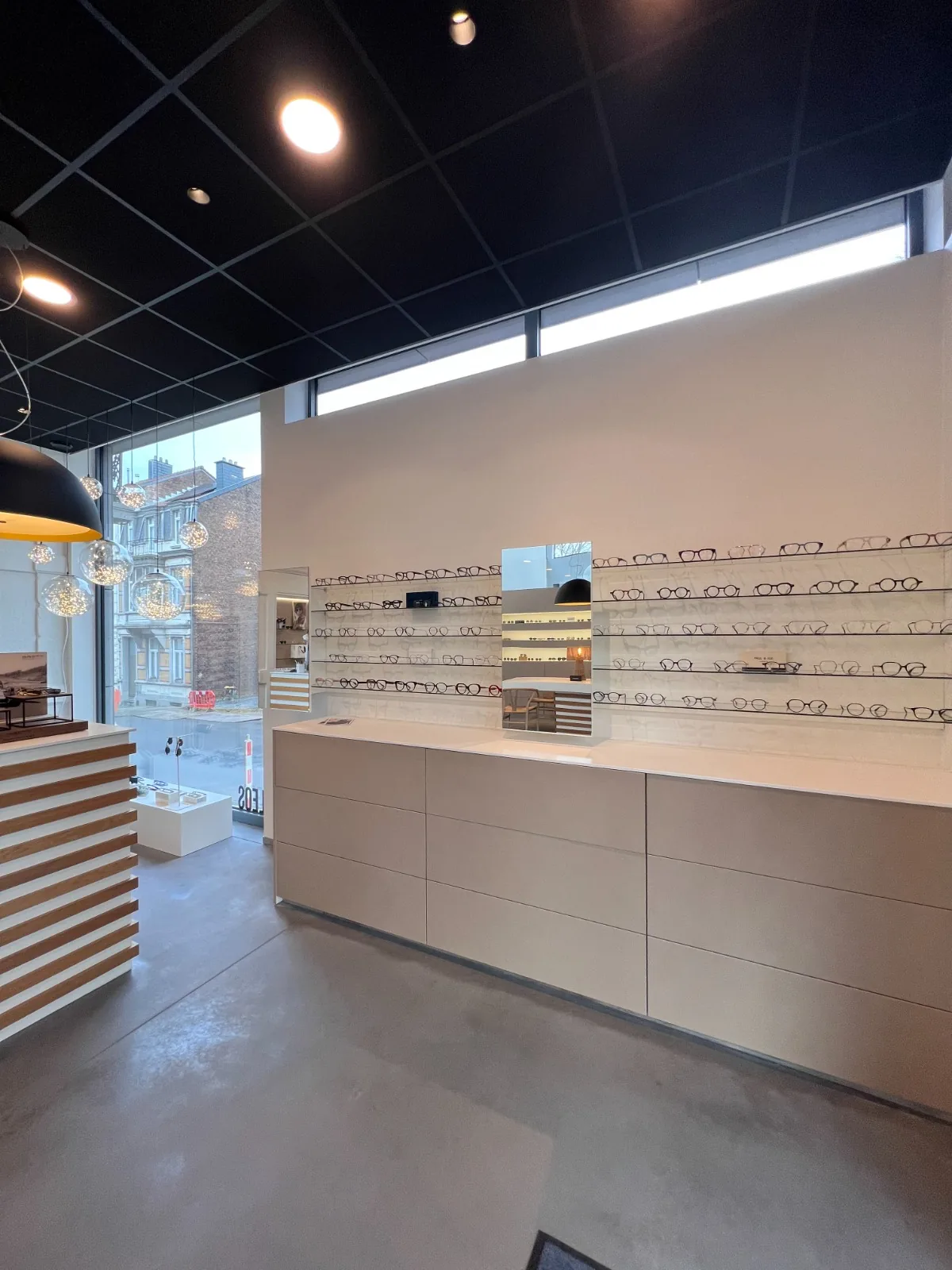 Boutique Opt'Inès à Verviers, lunettes de créateurs disposées