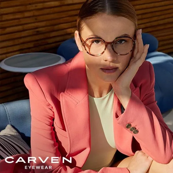 Cliente portant les lunettes Carven