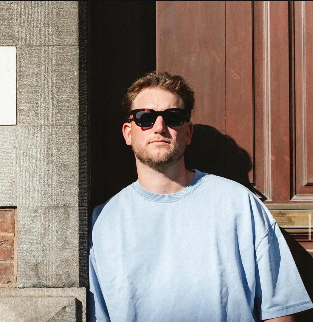 Homme portant des lunettes de créateurs sélectionnées chez Opt'Inès à Verviers